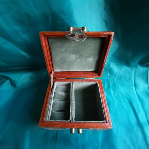 Vintage trinket boxes - Picture 3 of 12